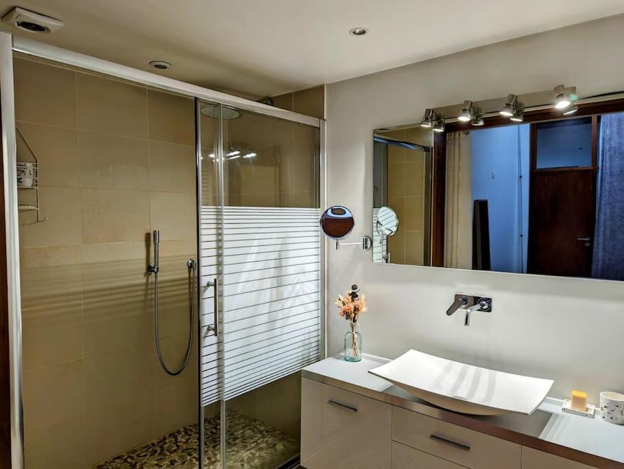Appartement Superbe - Rue Privee